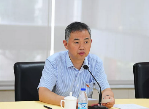 会议由卞东方主持.